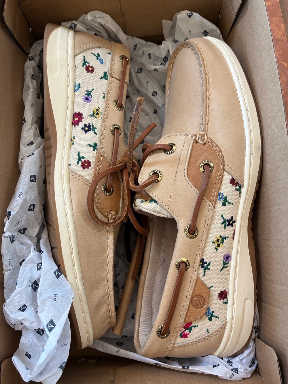 NWT Women’s SPERRY Tan Floral Embroidered Boat Shoes - Picture 1 of 6